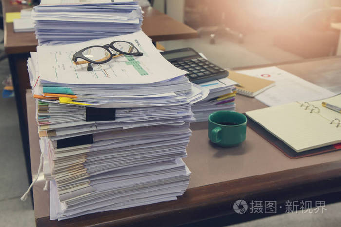商业和金融概念的办公室工作,未完成的文件在办公室桌上,商务纸叠堆