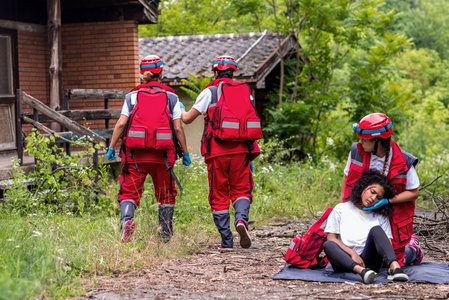 救援队帮助受伤的女性受害者