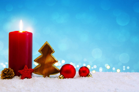 圣诞节背景用雪蜡烛和木冷杉树