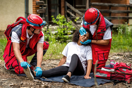 救援队帮助受伤的受害者