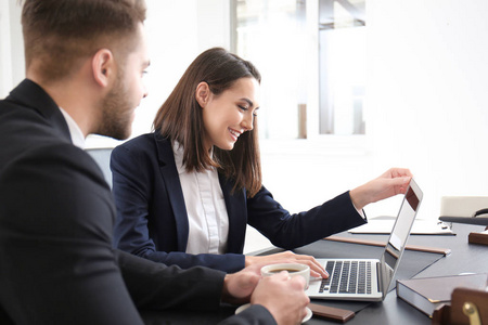 职场年轻律师团队照片