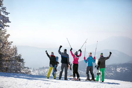 山顶滑雪者的后视图