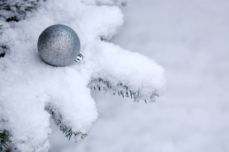 圣诞节背景与白色雪和银色球