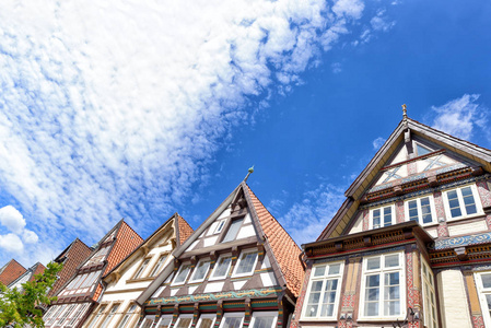 Celle, 德国。阳光明媚的城市中心色彩缤纷的建筑