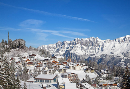 斜坡上滑雪度假村