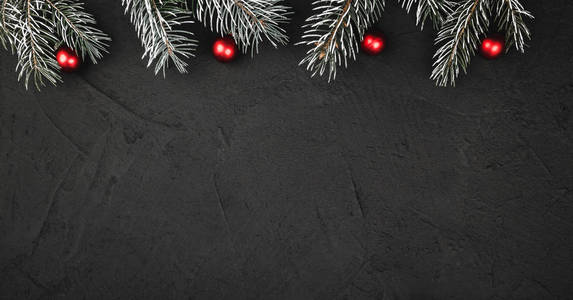 圣诞节主题与冷杉分支, 地球, 在黑色, 石头背景从上面看, 问候卡片与空间为文本