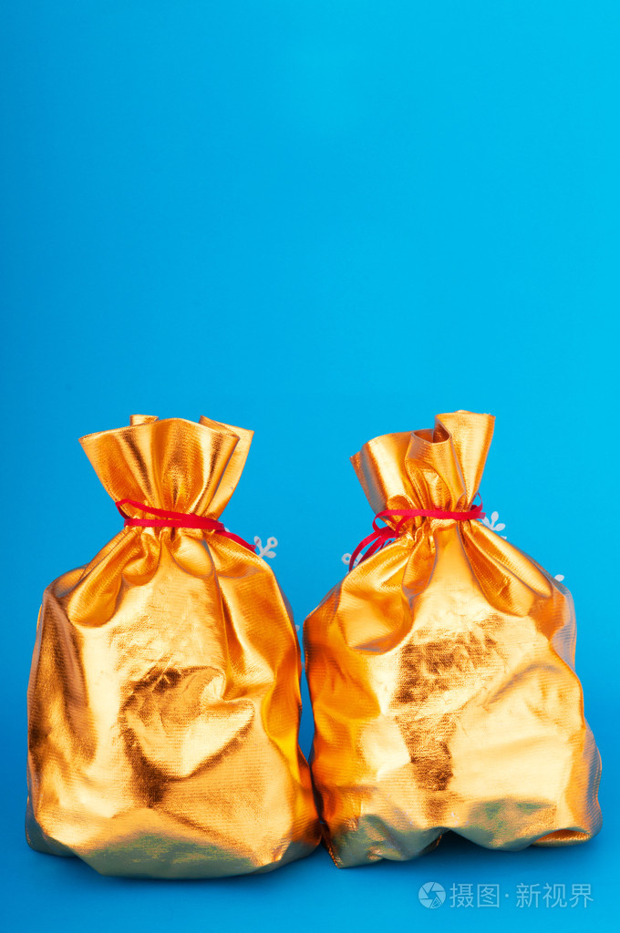 装满好东西的金色麻袋