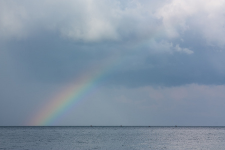 天空中的彩虹在海面上