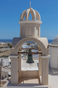 教堂钟声圣托里尼岛小村庄。希腊