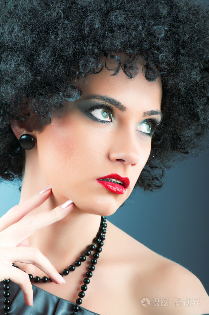 年轻迷人的女孩非洲卷发