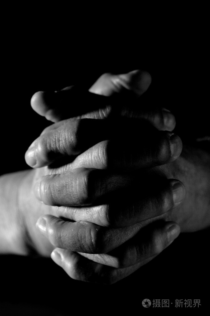 祈祷祷告pray的现在分词文或旧请求恳求