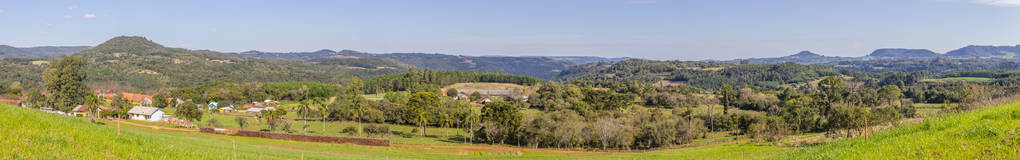 Gramado 的农场森林和山脉全景