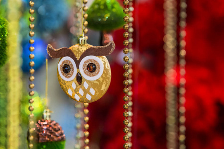 美丽的黄金树玩具中的一只猫头鹰，珠子，圣诞树，圣诞树上的装饰形式