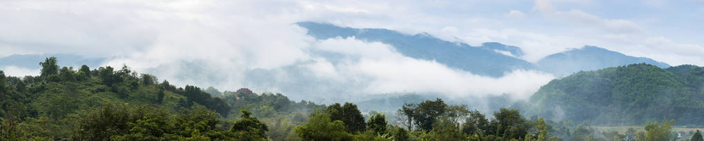 美丽的山脉与云和雾景观在清晨