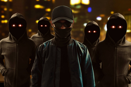 一组在街上的黑客照片