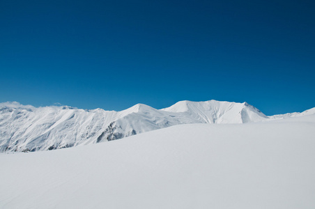 冬天大雪下的高山