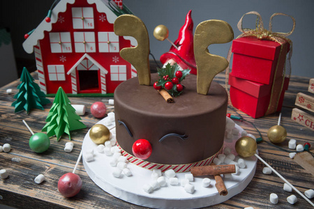 木桌圣诞装饰巧克力蛋糕