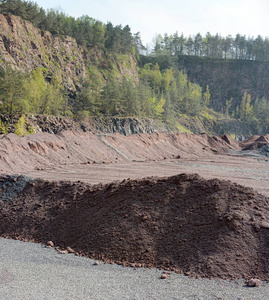 斑岩岩的活性采石场矿。挖