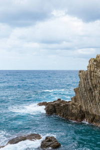 美丽的悬崖和风景如画的海景在焦雷, 意大利