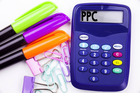 写字 Ppc支付每点击文字在办公室与环境例如标记, 笔在计算器写。商业概念为互联网 Seo 金钱白色背景与拷贝空间