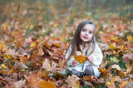 美丽的小女孩在秀丽秋天风景背景