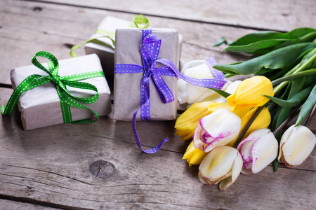 春季郁金香和包装盒