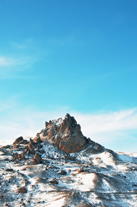 冬天大雪下的高山