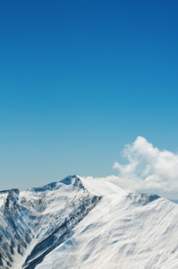 冬天大雪下的高山