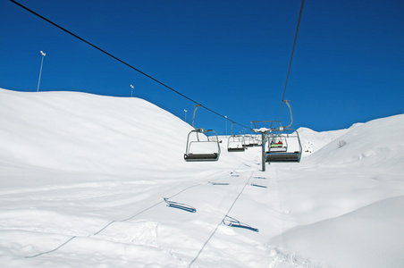 冬季天气晴朗，提供滑雪升降椅