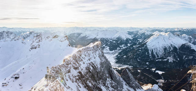 带雪山山脉的空中山脉全景图片