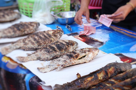 鱼在街边食物烤的盐