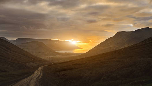 在冰岛峡湾美丽的日落