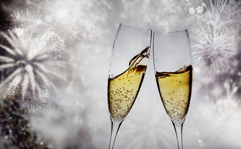 两个香槟眼镜准备带在新年假期 l