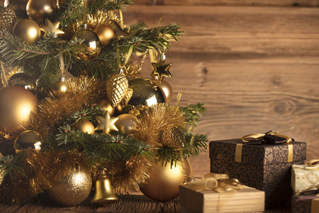 圣诞概念背景。仿古木制背景下的圣诞装饰与礼品
