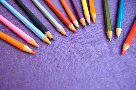 明亮, 斑驳的铅笔绘图位于顶部和地方为您的文字背景紫色布照片