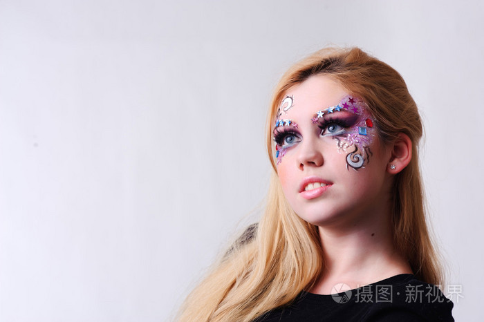 有派对的女人化妆