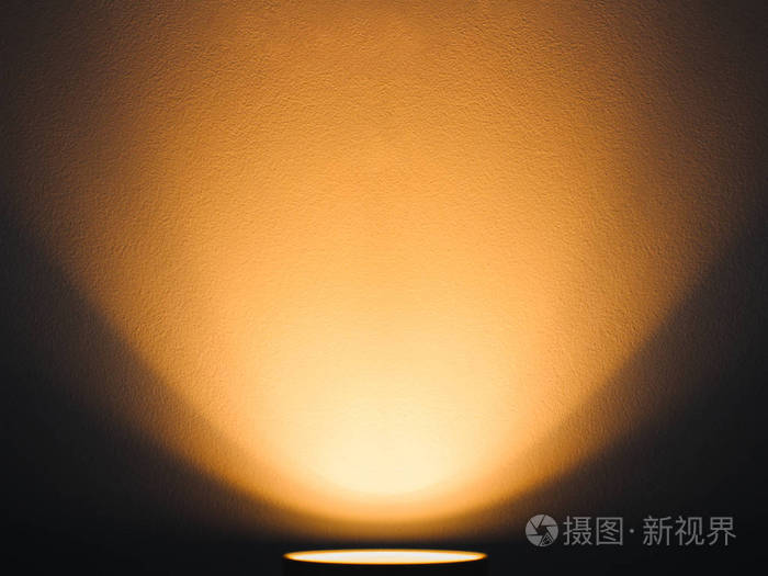 灯在墙上闪耀着温暖的光暖光