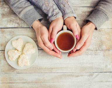 一杯茶在一个男人和一个女人手中。选择性焦点