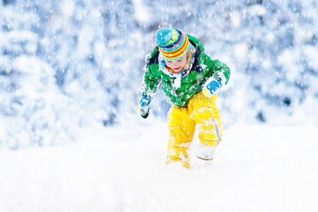 孩子在冬天玩雪.孩子们在户外照片