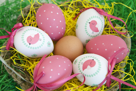 (作礼物用之)复活节彩色蛋( easter egg的名词复数 )照片