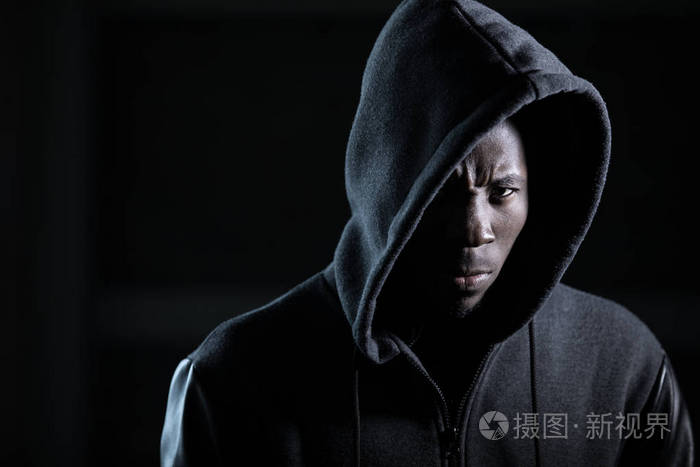 愤怒的匪徒非洲人在敞篷黑暗