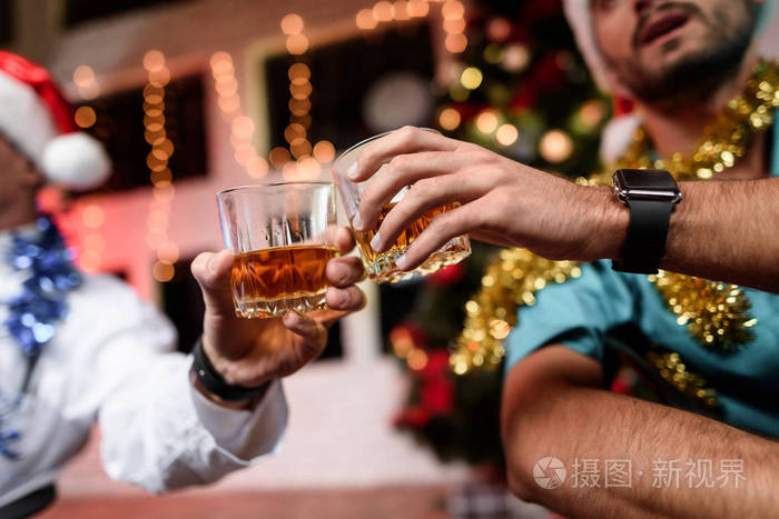 两位医生在办公室里庆祝新年他们用威士忌碰杯