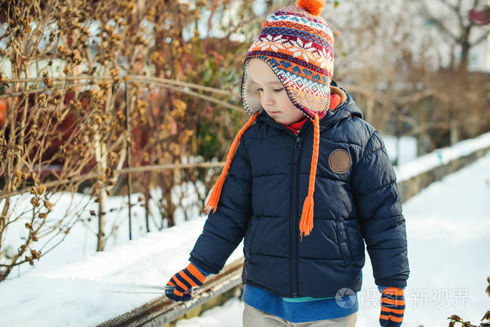 可爱的小男孩走在冬天的时候室外.孩子玩雪