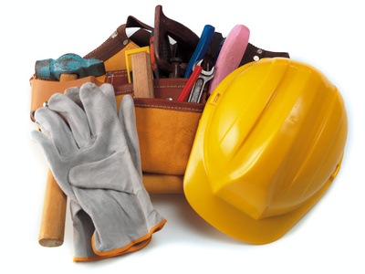黄色头盔和锤子黄色头盔和不同的工具隔离在白色上照片