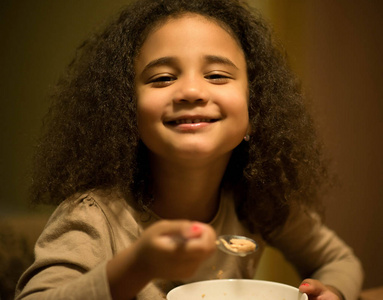 美国黑人婴儿吃麦片