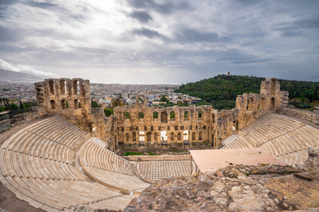 希腊雅典卫城废墟下的希罗的剧场