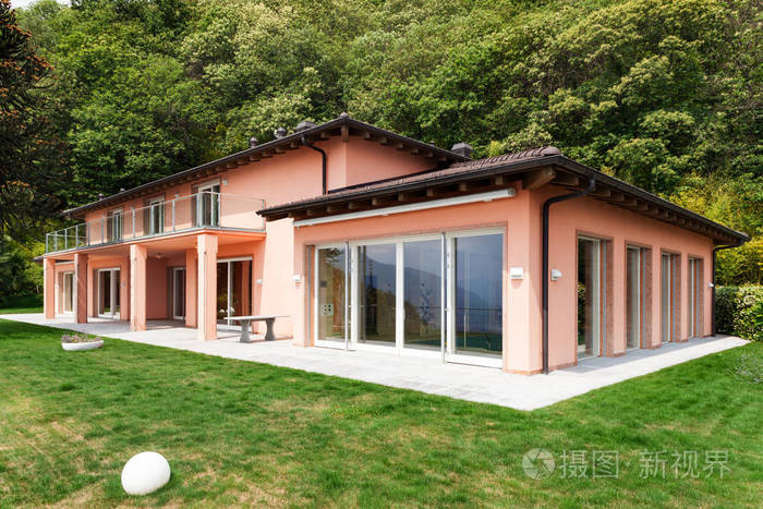 漂亮的别墅在户外