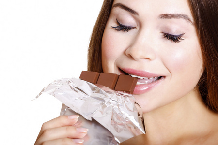 漂亮的年轻女人吃巧克力