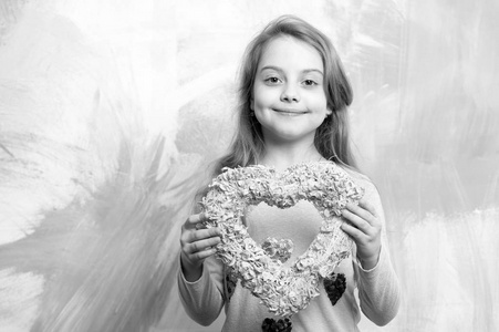 漂亮的小女孩在微笑快乐的孩子，用粉红色的心