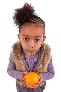 小黑女孩用吸管喝橙汁图片